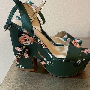 Jessica Simpson Floral  Bee platform sandal